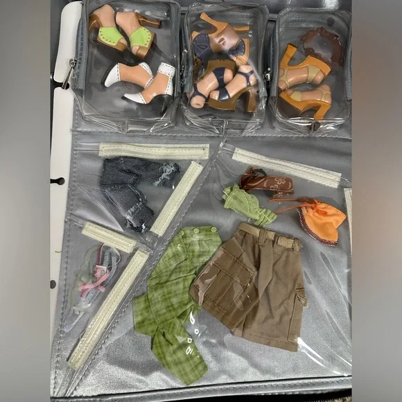Bratz carrying case with dolls and accessories!!!